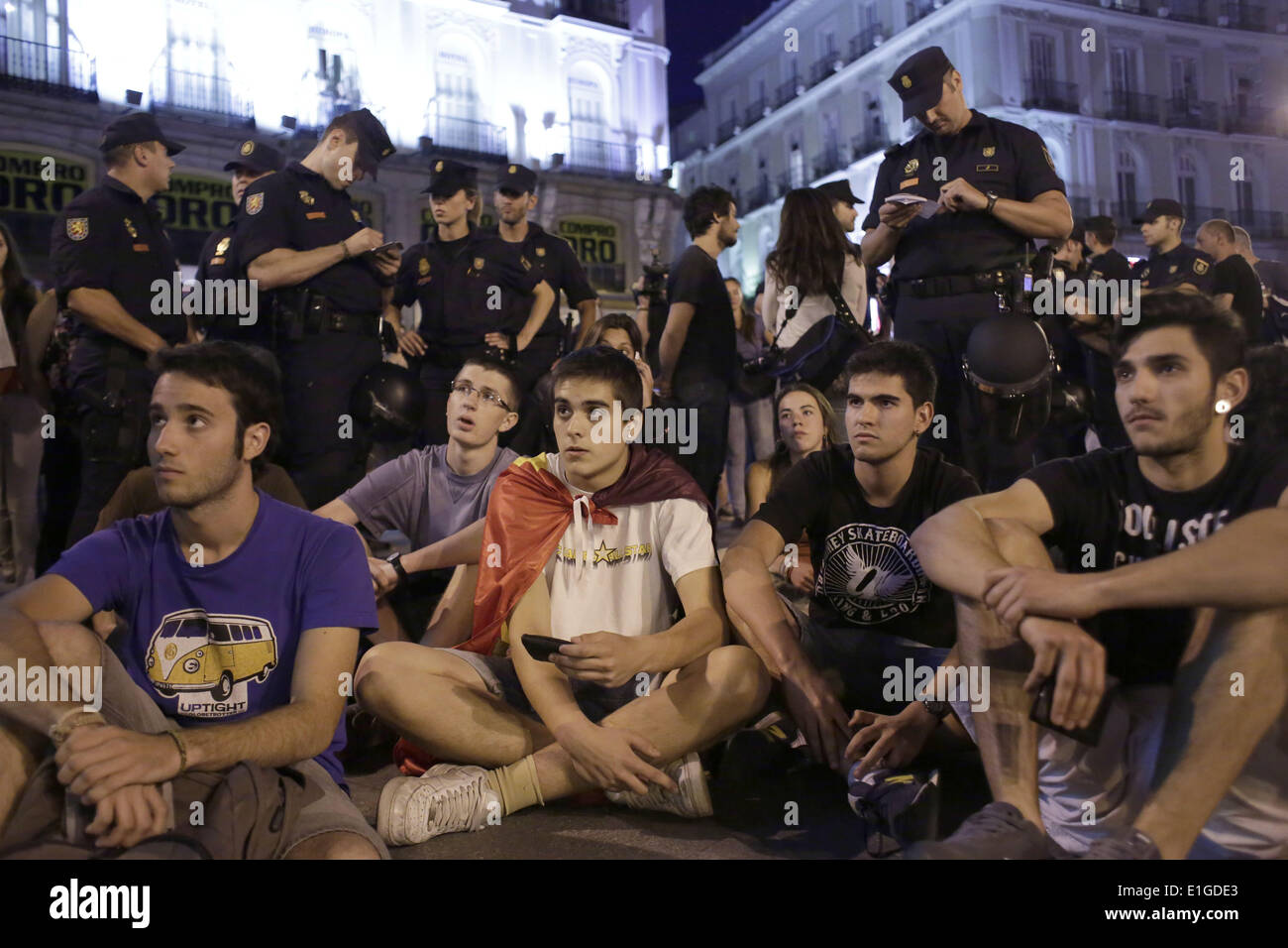 June 3, 2014 - Madrid, Spain - Protestors look how riot police surround ...
