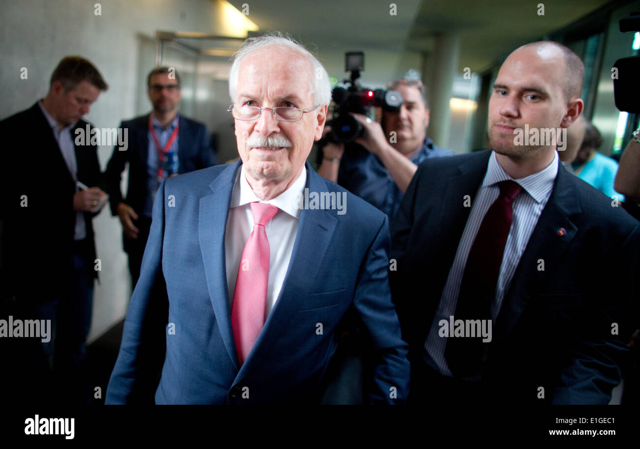 Berlin, Germany. 04th June, 2014. German Public Prosecutor Harald Range (L) arrives for the Legal Committee meeting of the German Bundestag parliament in Berlin, Germany, 04 June 2014. The closed meeting focuses on investigations into the NSA affair. The office of the German attorney general has been examining allegations against the US intelligence agency NSA and other foreign intelligence services for months. Photo: KAY NIETFELD/dpa/Alamy Live News Stock Photo