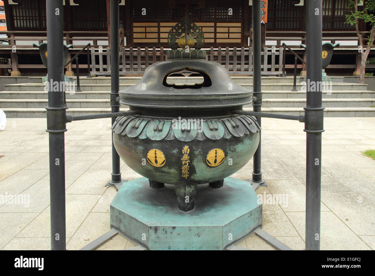 Japanese shrine incense hires stock photography and images Alamy
