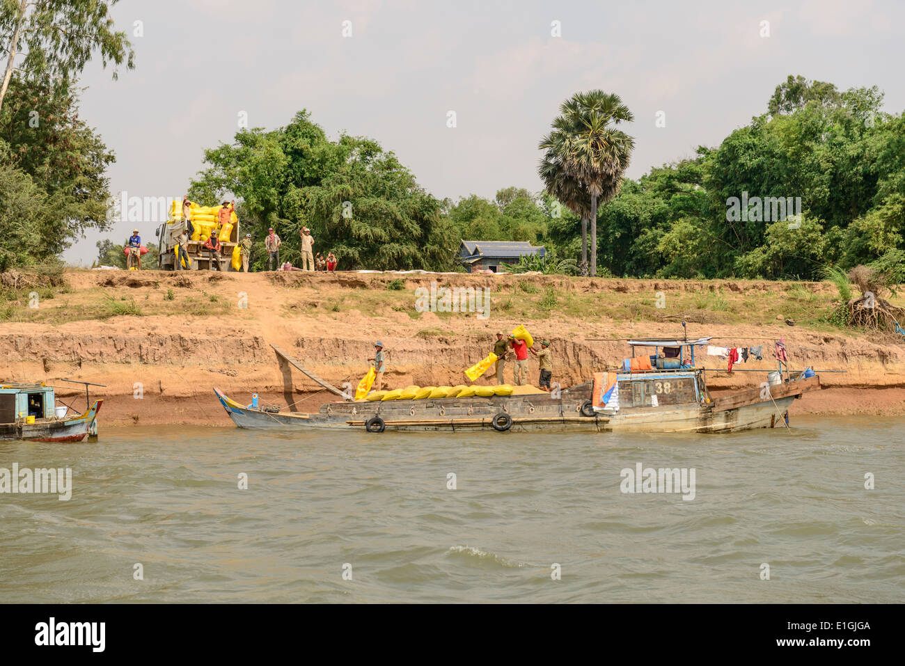 Manually loading a ship on the Mekong, Cambodia Stock Photo