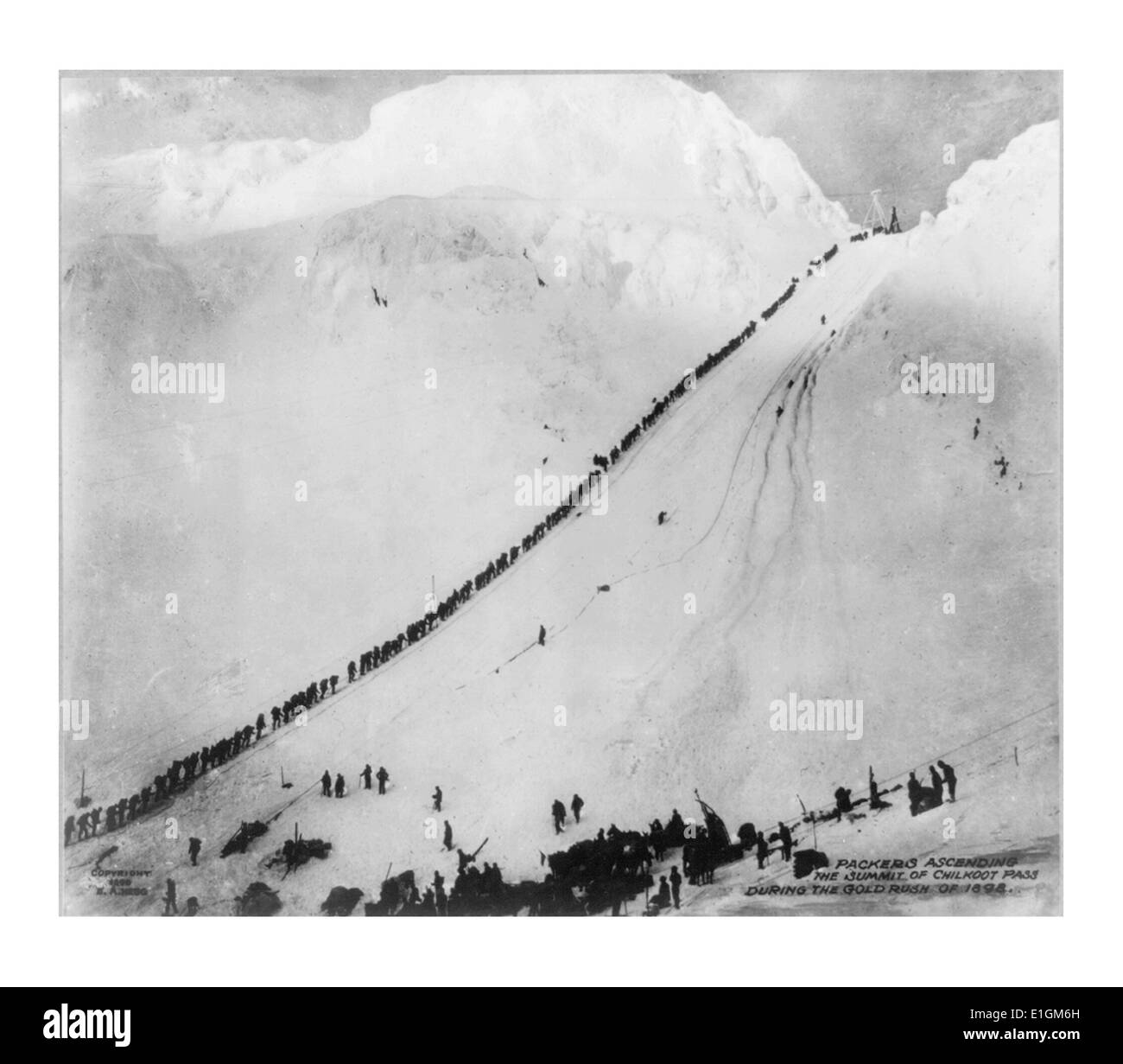Photograph of packers ascending the summit of Chilkoot Pass during the Gold Rush of 1898. Dated 1898 Stock Photo