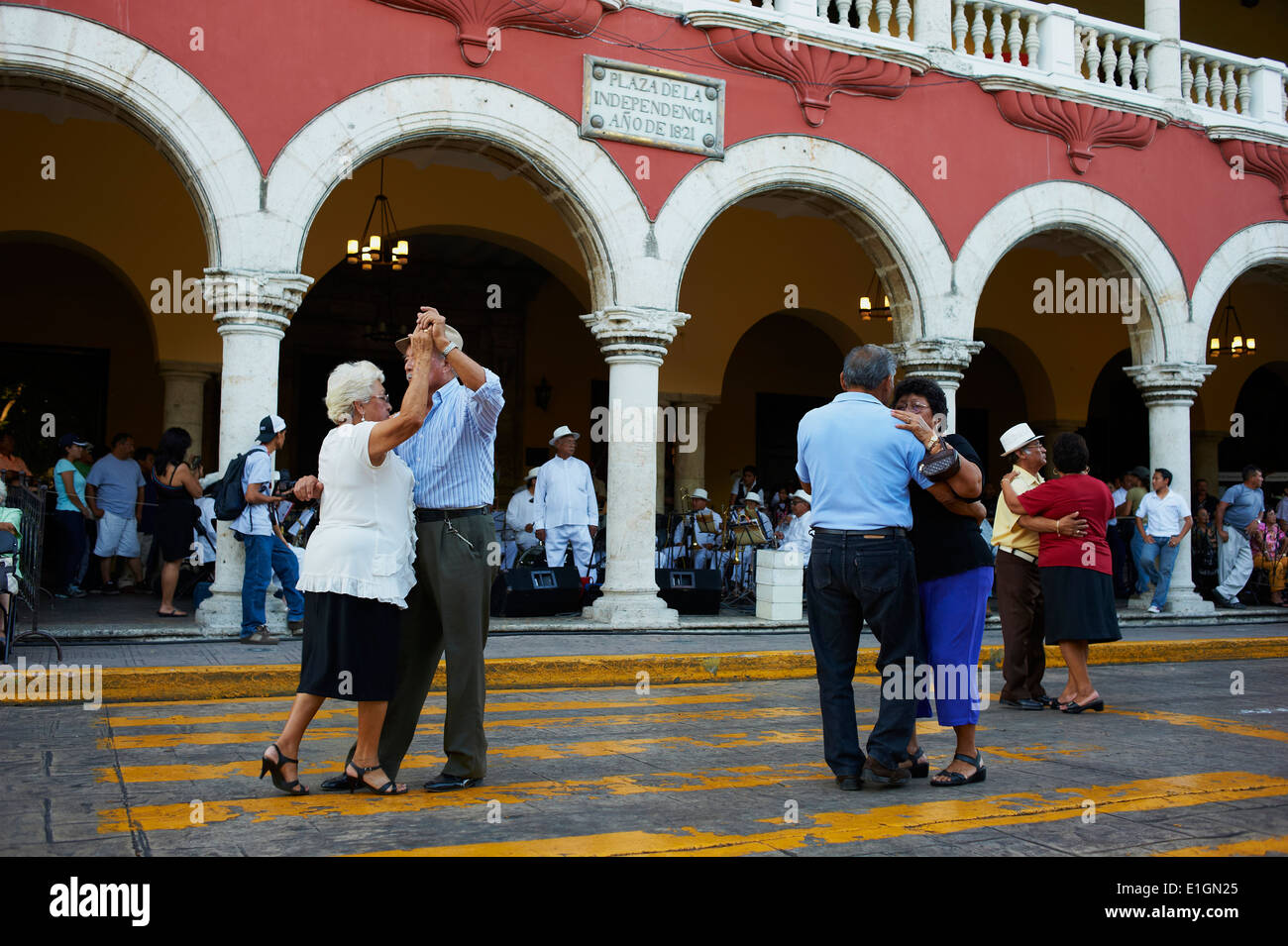 Mexico, Yucatan state, Merida, the capital of Yucatan, square of independence, municipal palace, Mexican dancers and musicians Stock Photo