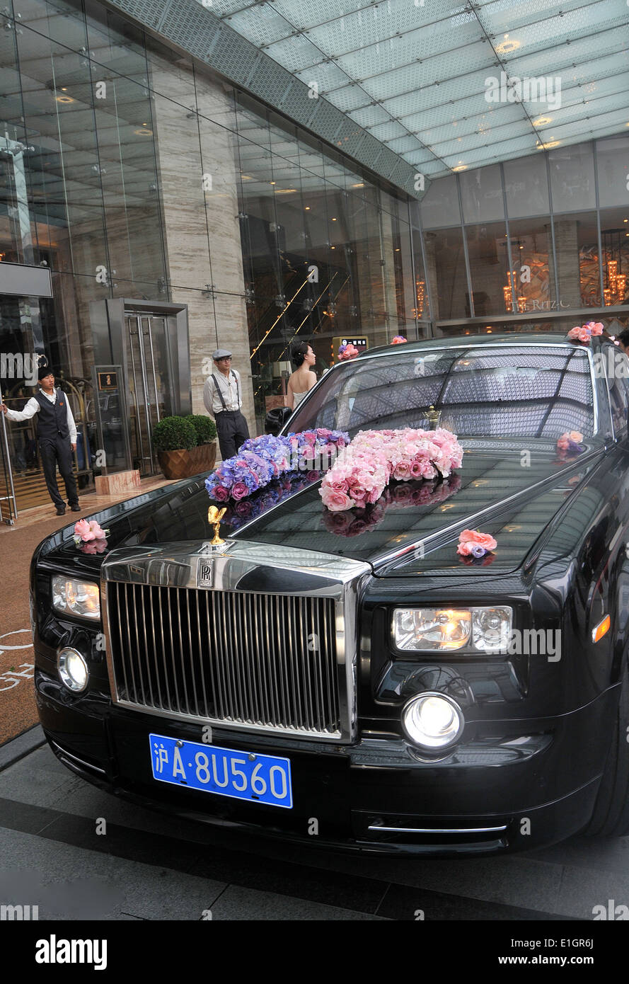 Rolls Royce before The Ritz Carlton palace hotel Pudong Shanghai China Stock Photo