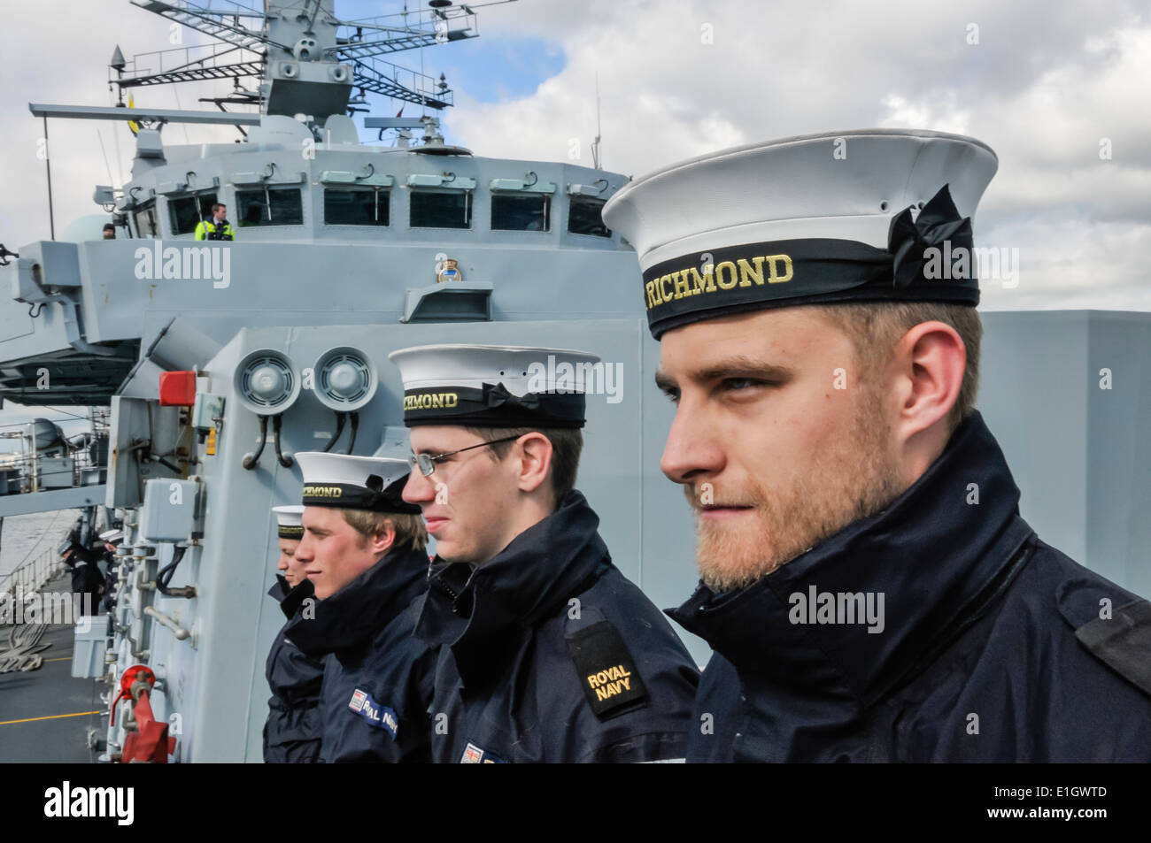 Royal Navy sailors lined up ready to work ropes on board HMS Richmond Stock Photo