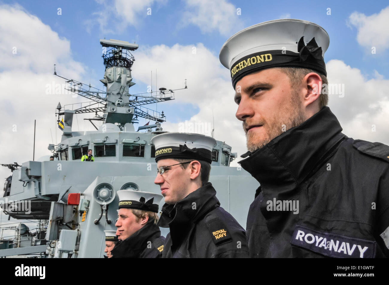 Royal Navy sailors lined up ready to work ropes on board HMS Richmond Stock Photo