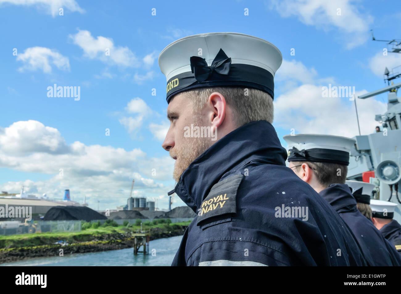 Royal Navy sailors lined up ready to work ropes on board HMS Richmond Stock Photo