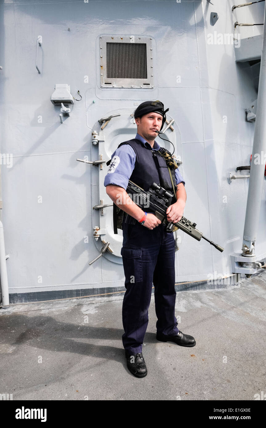 Royal Navy Warfare Specialist (WS) guarding HMS Richmond with an SA80 automatic machine gun. Stock Photo