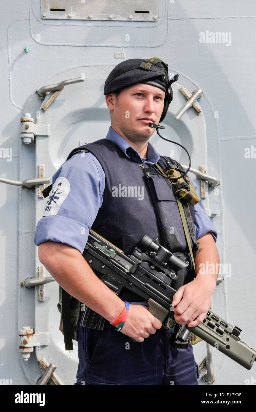 Royal Navy Warfare Specialist (WS) guarding HMS Richmond with an SA80 automatic machine gun. Stock Photo