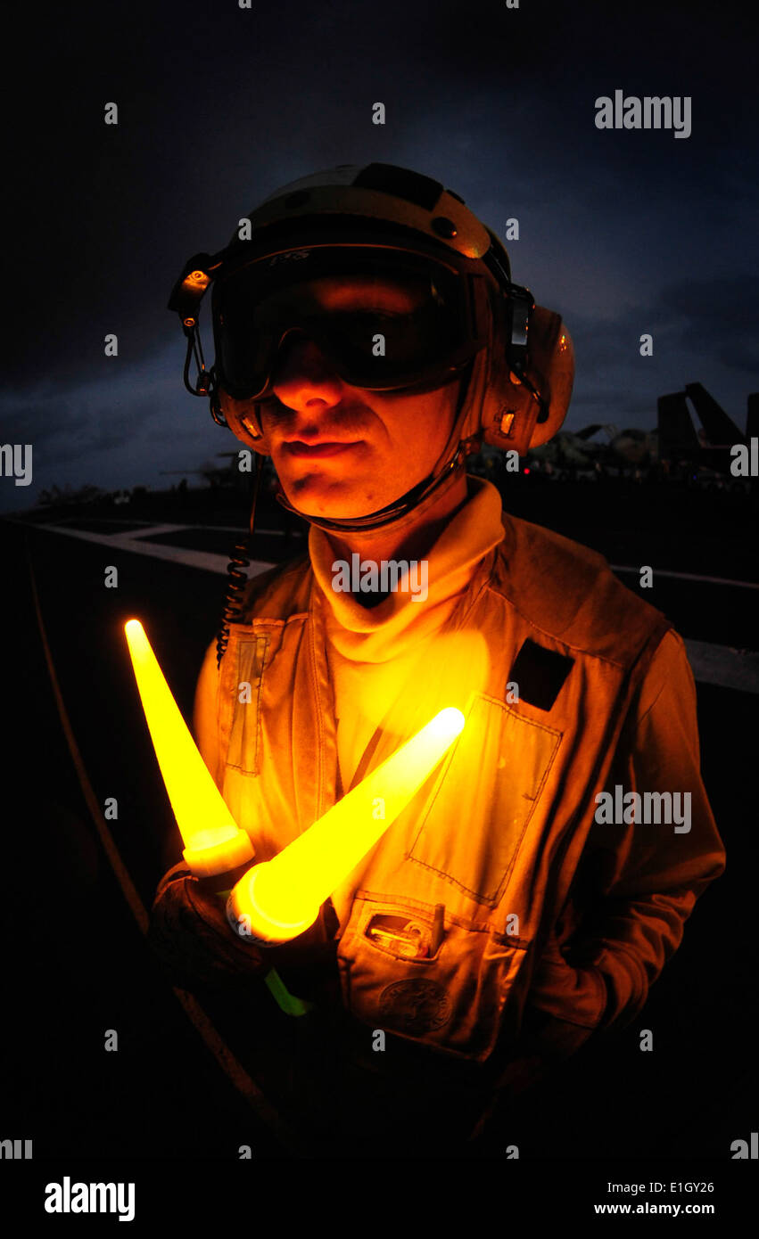 Aviation boatswains mate handling 3rd class andrew runge hires stock photography and images Alamy