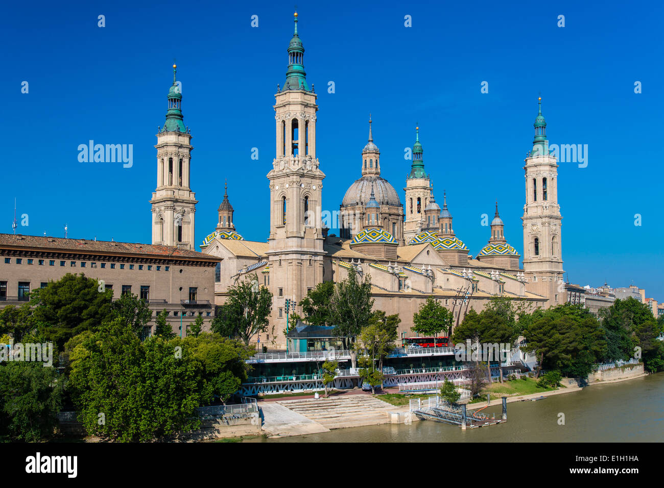 Basilica de Nuestra Senora del Pilar church and Ebro river, Zaragoza, Aragon, Spain Stock Photo