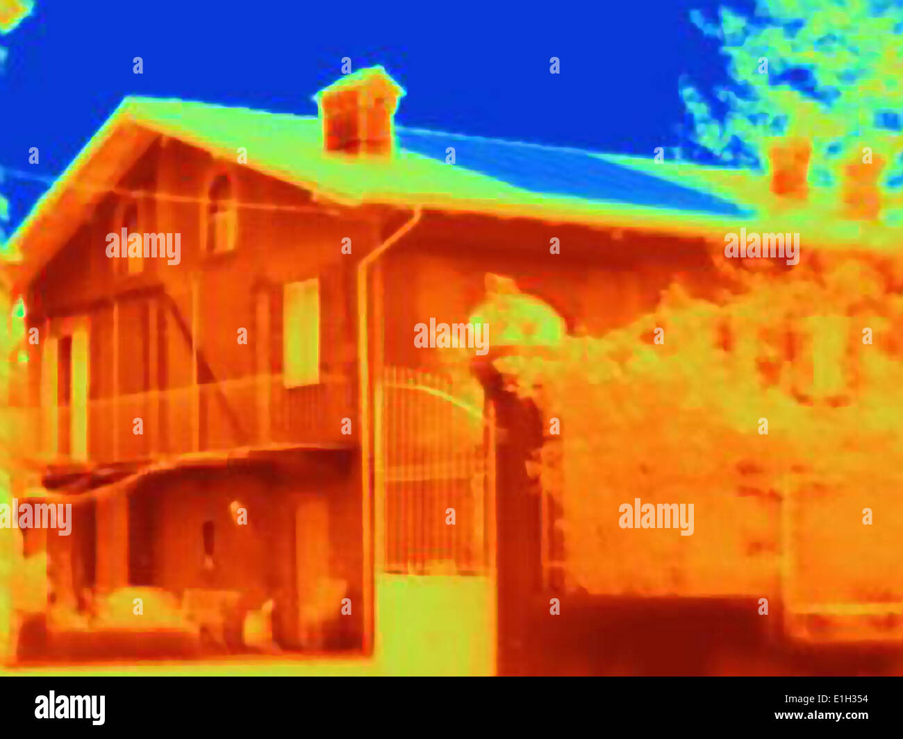 https://c8.alamy.com/comp/E1H354/thermal-image-of-a-house-with-solar-cells-on-the-roof-absorbing-the-E1H354.jpg