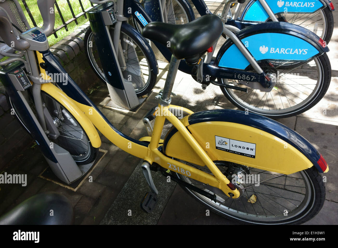 One of the London hire bikes painted yellow to commemorate the Tour de France Stock Photo
