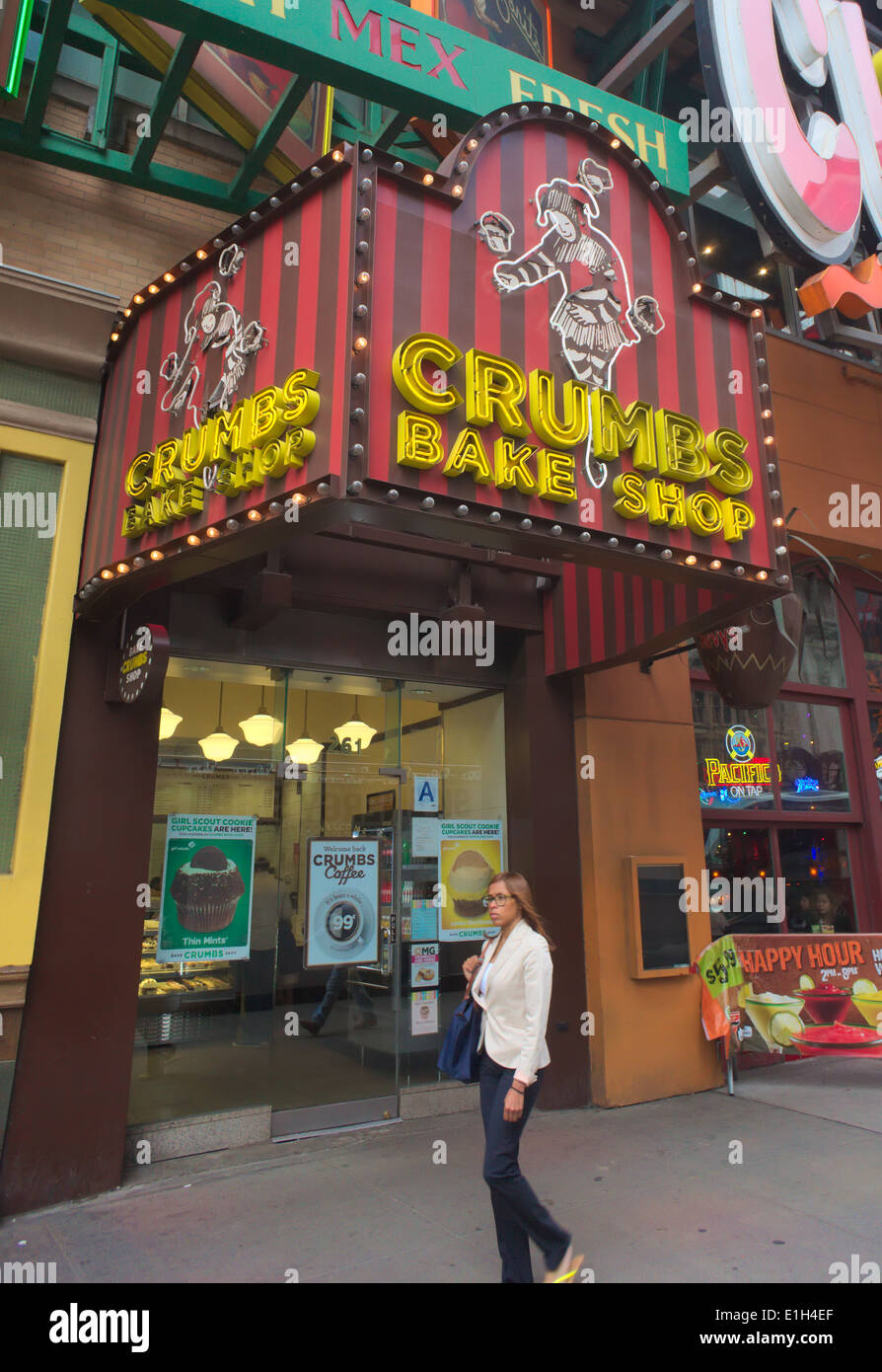 A Crumbs Bake Shop in Times Square in New York Stock Photo Alamy