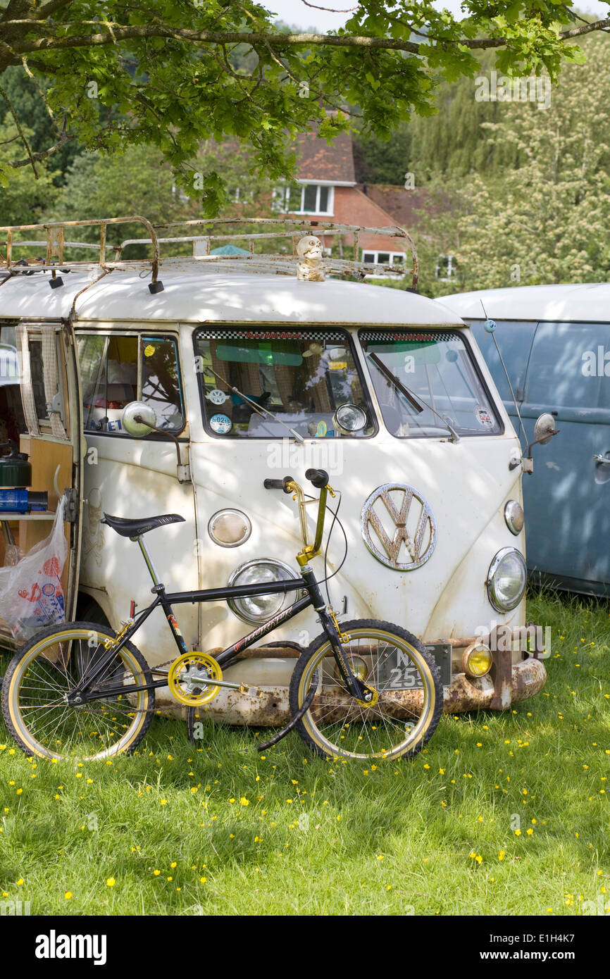 Rat Volkswagen Camper vans with a low rider bicycle  leaning on it Stock Photo