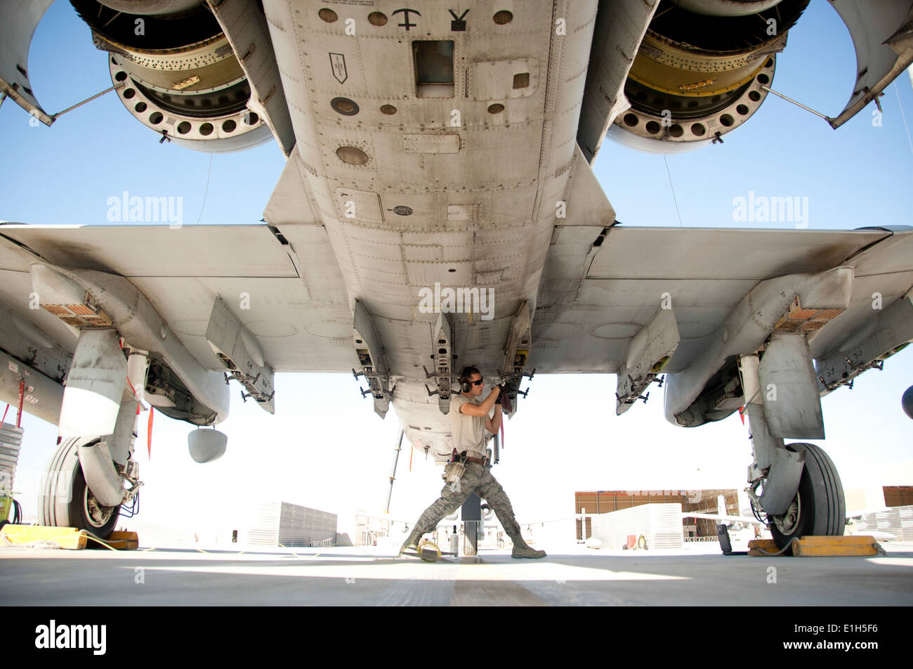 U.S. Air Force Senior Airman Steve Roeper, a weapons technician with the 107th Expeditionary Fighter Squadron, inspects and cle Stock Photo