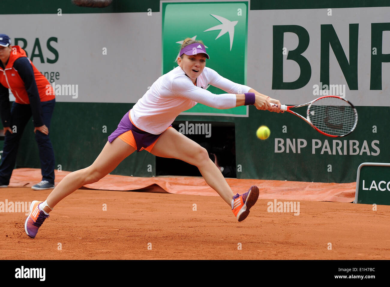 Paris, France. 04th June, 2014. Roland garros, paris, France. French Open Tennis grand slam event. Quarterfinals games. Simona Halep during her win over Svetlana Kuznetsova 6-2 and 6-2 Credit:  Action Plus Sports Images/Alamy Live News Stock Photo