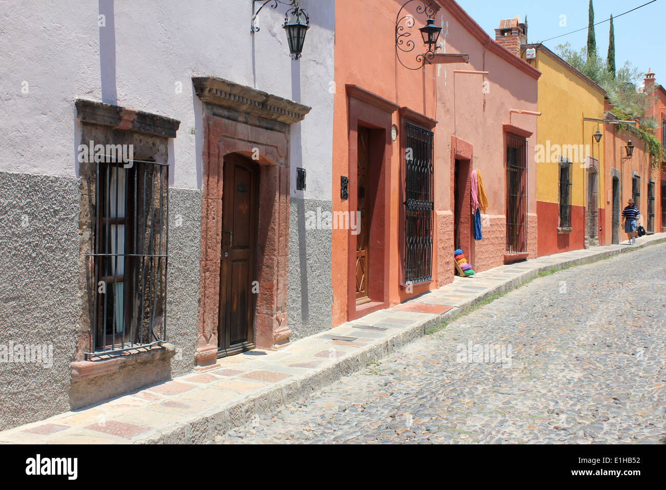 Colourful colonial houses lining a cobbled street in San Miguel de Allende, Guanajuato, Mexico Stock Photo