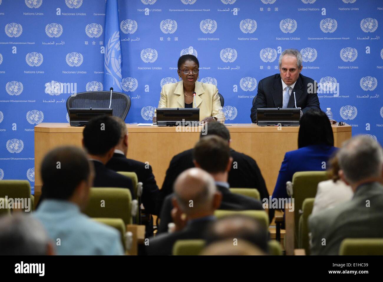 New York, UN headquarters in New York. 4th June, 2014. Valerie Amos (L ...