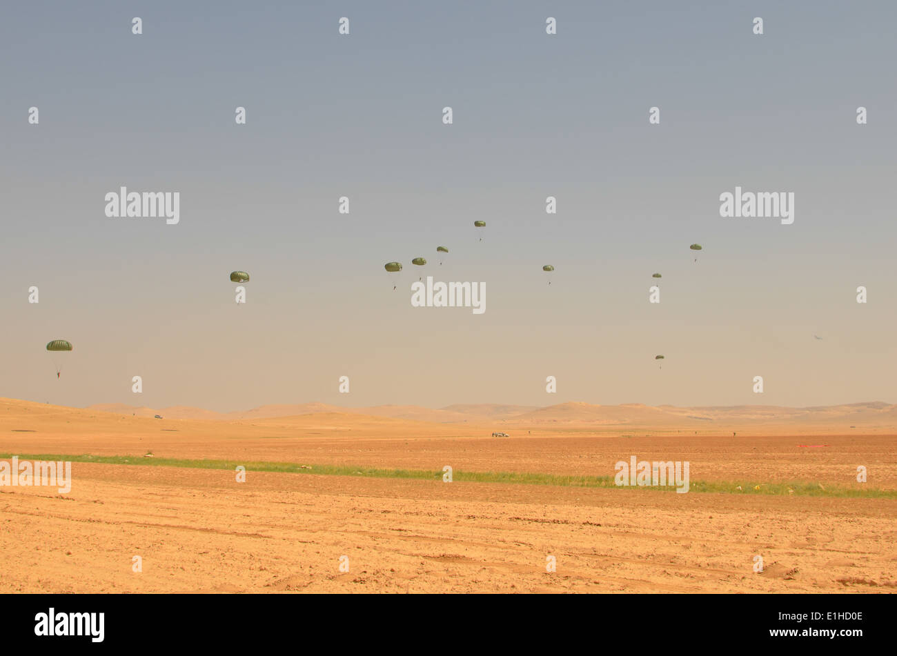 Jordanian and U.S. Service members parachute into a landing zone during Eager Lion 2012 in Amman, Jordan, May 10, 2012. Eager L Stock Photo