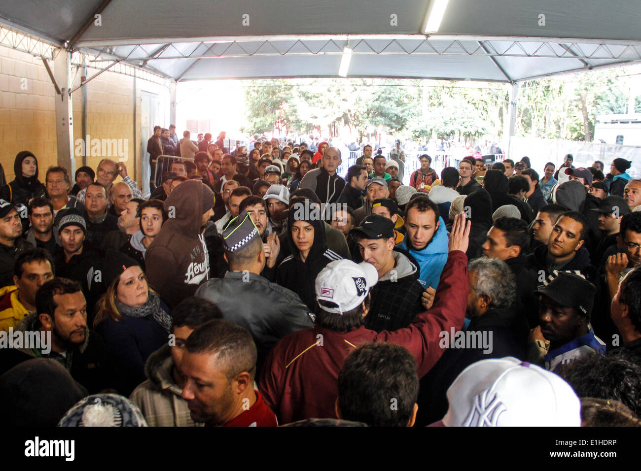 Rio De Janeiro, Brazil. 4th June, 2014. Fans gather at a ticket office of Ibaripuera Gymnasium purchasing tickets for the FIFA World Cup games in the city of Sao Paulo, Brazil, on June 4, 2014. © Marcos de Paula/AGENCIA ESTADO/Xinhua/Alamy Live News Stock Photo