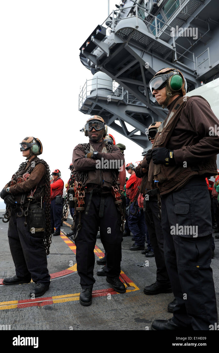 U.S. Navy aviation boatswain's mates handling assigned to Helicopter
