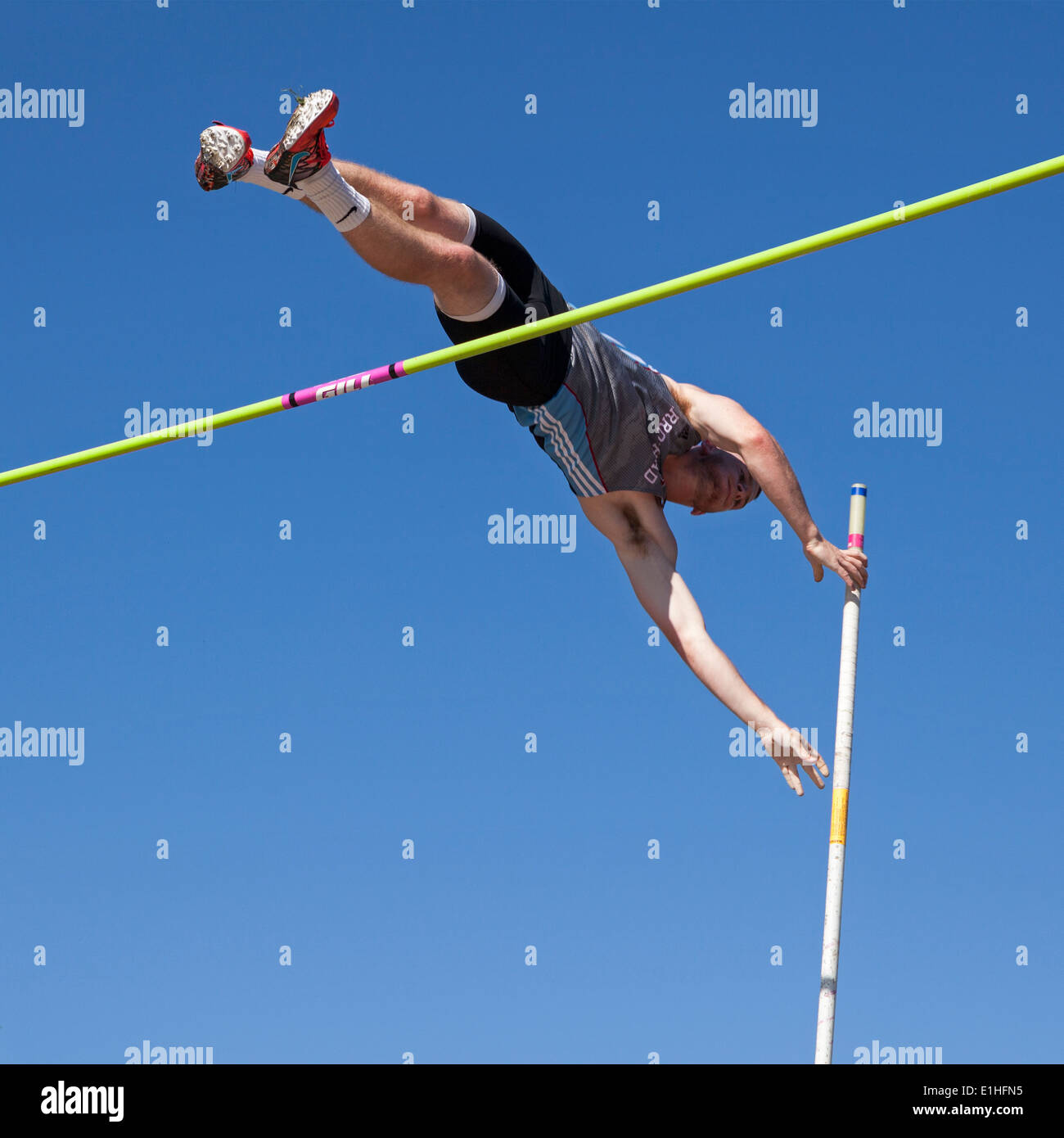 Pole high jump hi-res stock photography and images - Alamy