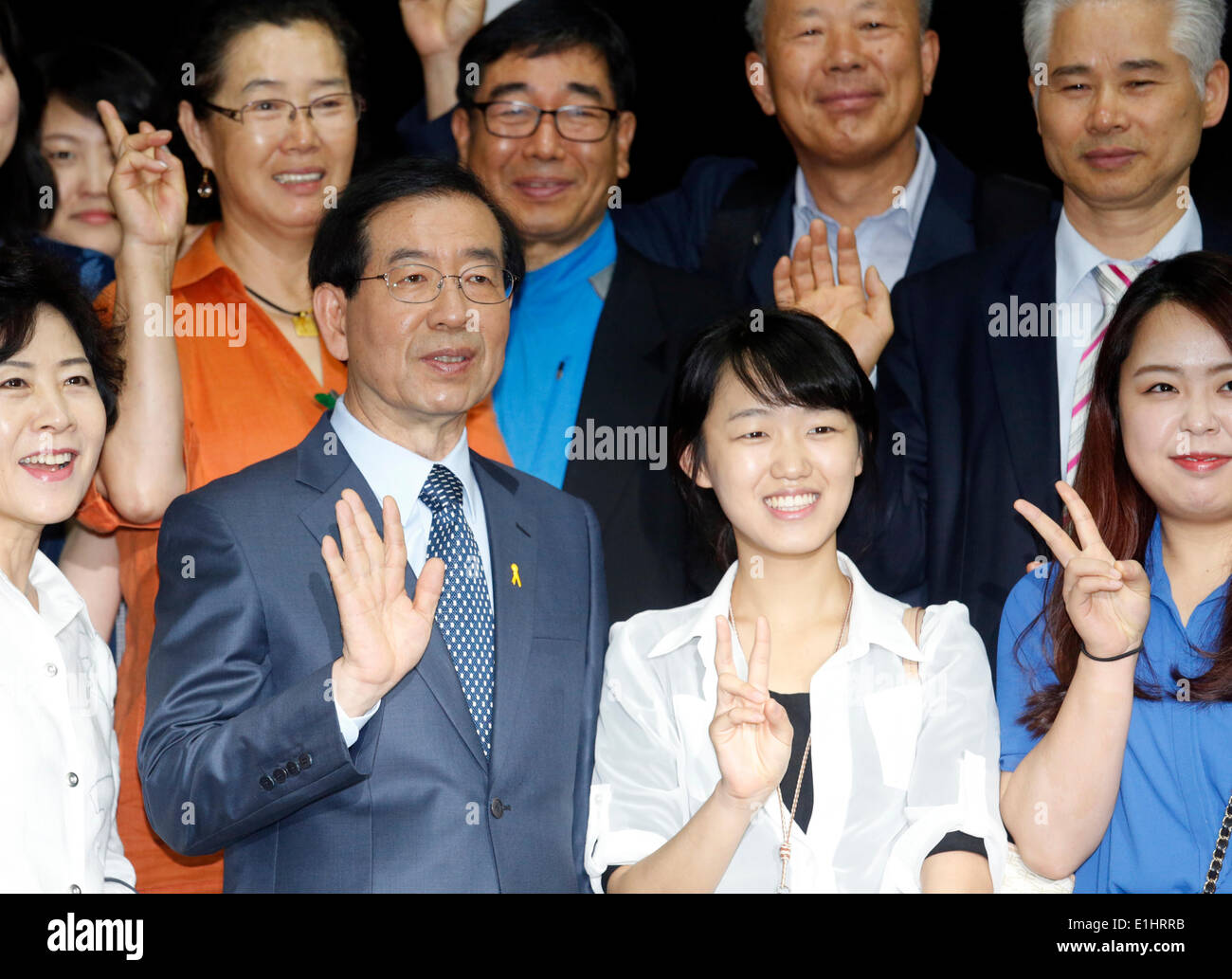 Park Won Soon June 4 2014 Seoul Mayor Park Won Soon 2nd L The Main Opposition Npad New Politics Alliance For Democracy Candidate Running For Re Election Poses With Volunteers At The Main Office