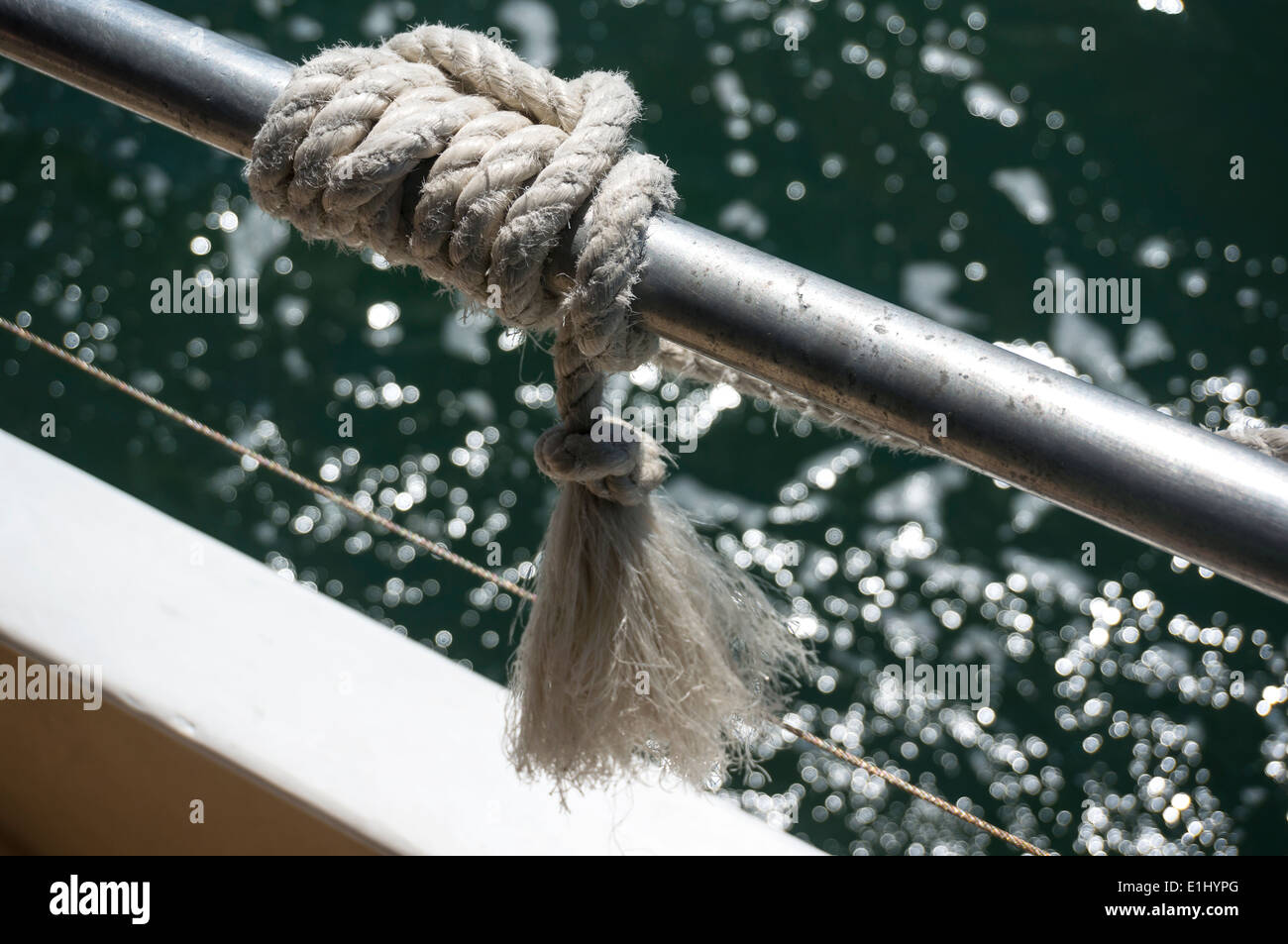 Rope knotted around a rail on a boat Stock Photo