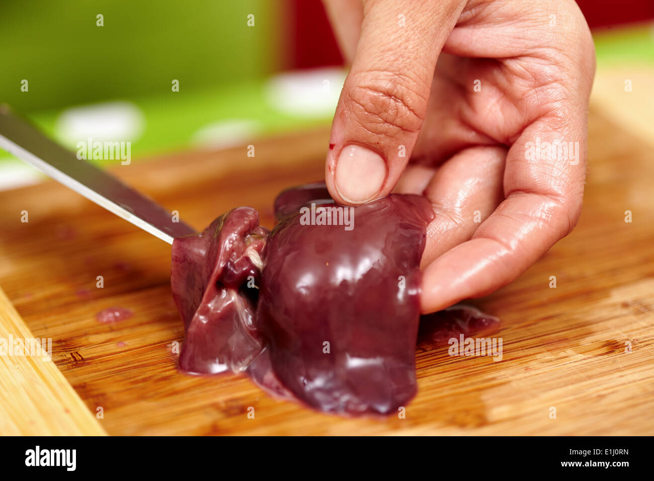 Испорченная еда. Почему горчит печенка. Отрезают кусочек печени. Куриная печень разделать. Почему горчит печенка.