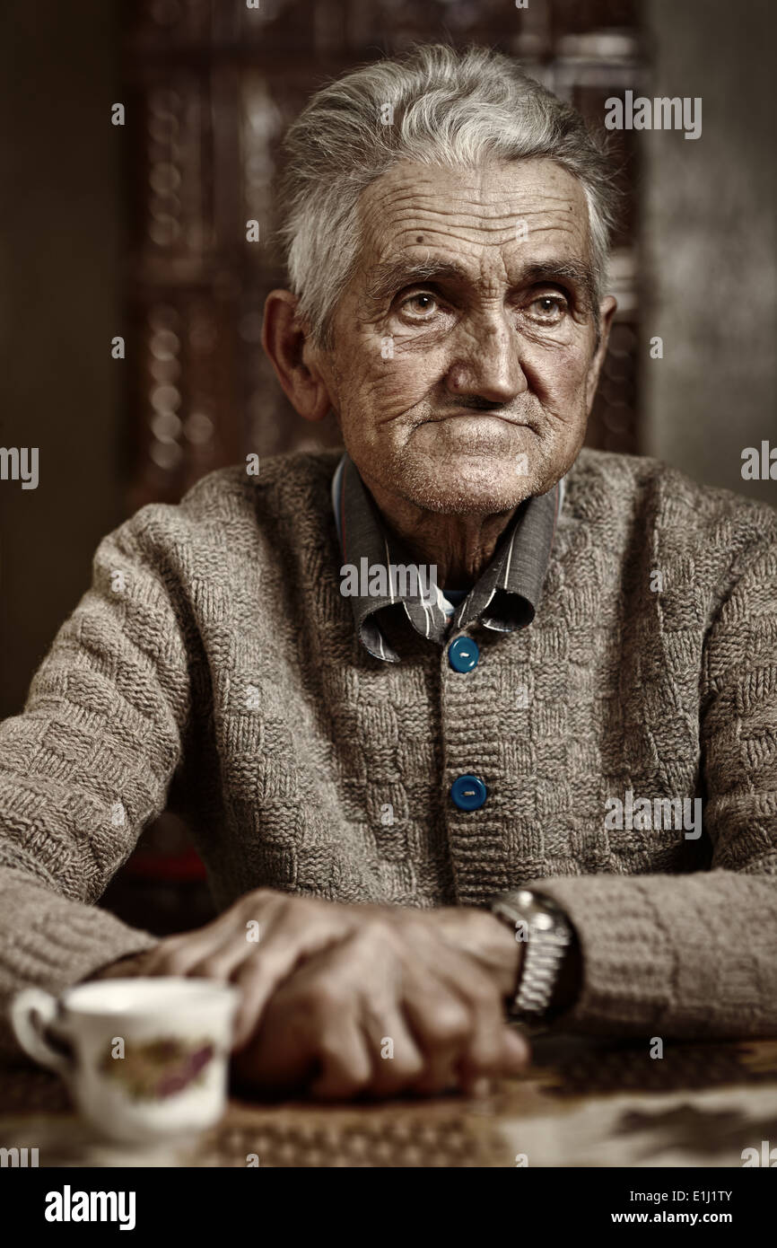 Пожилой мужчина сидит на скамейке. Old man with computer. Улыбающийся дед гарольд. Elderly man in white shirt. Фотопортрет дедушки.