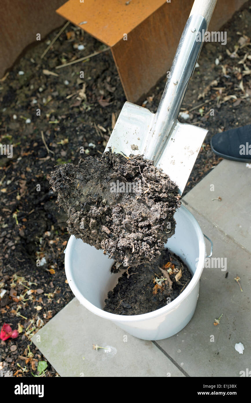 Metal bucket and spade hi-res stock photography and images - Alamy