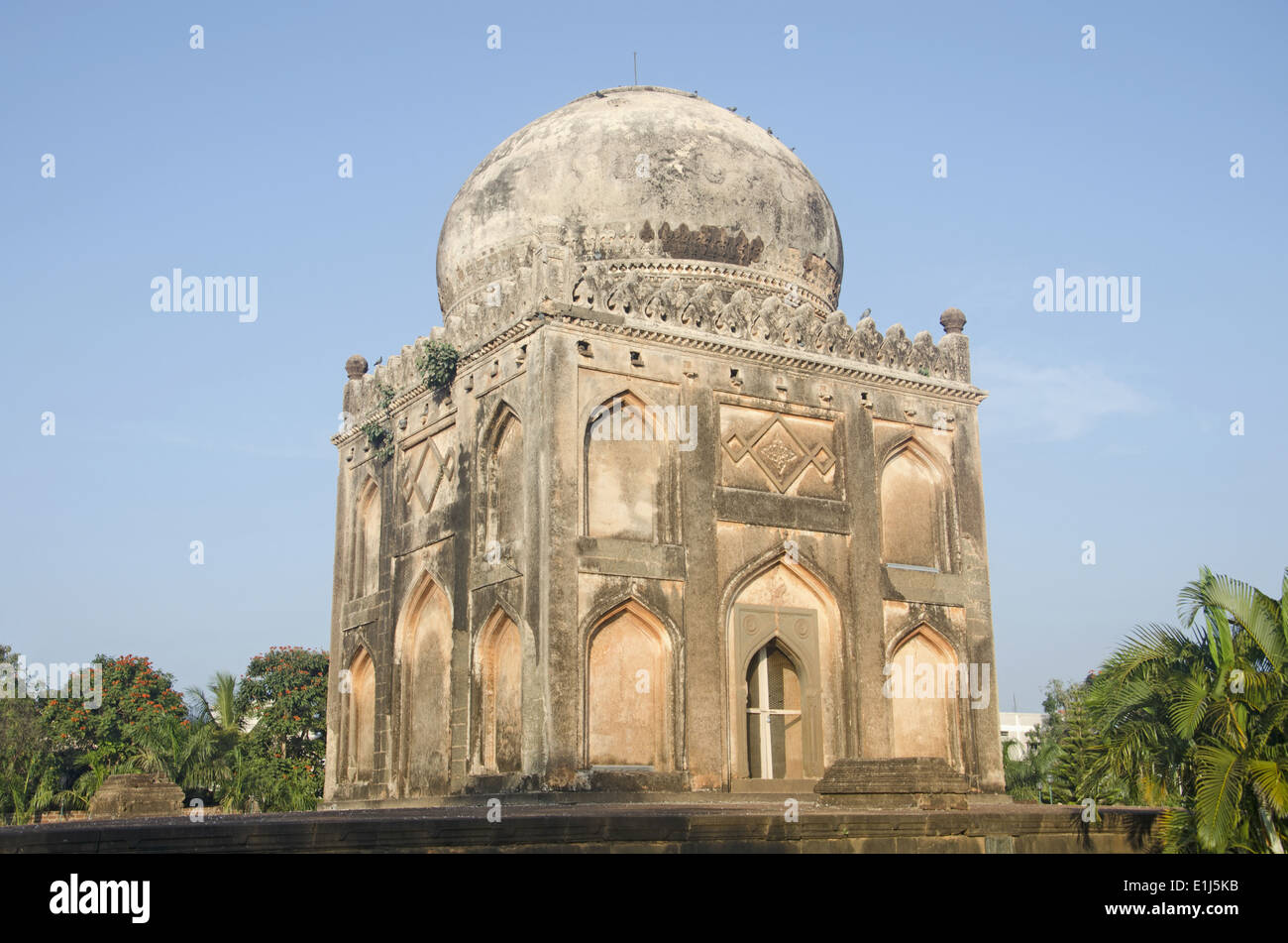 Tomb of Khan Jahan. Barid Shahi Garden, Bidar, Karnataka, India Stock Photo
