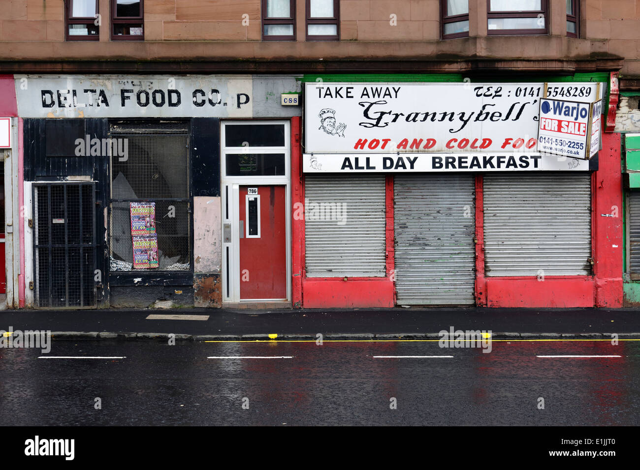 Parkhead, Glasgow, East End. Closed shops for sale on Springfield Road, Scotland, UK, Europe Stock Photo
