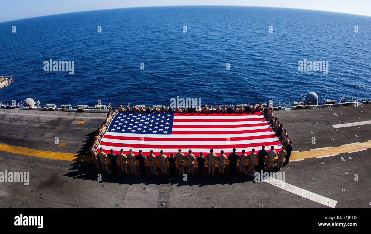 U.S. Marines and Sailors assigned to the 26th Marine Expeditionary Unit (MEU), and Sailors assigned to the USS Kearsarge (LHD 3 Stock Photo