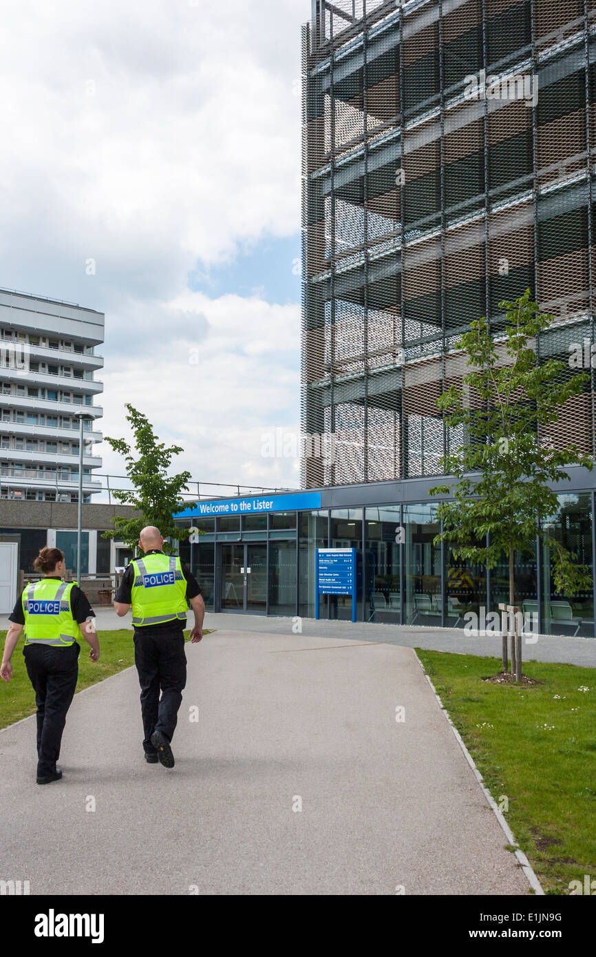Police entering Lister Hospital, Stevenage, Hertfordshire, England, GB, UK. Stock Photo