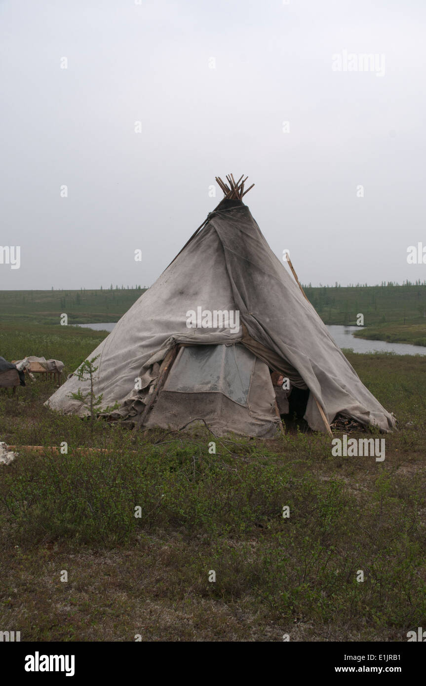 https://c8.alamy.com/comp/E1JRB1/reindeer-herders-camp-of-the-nomadic-nenets-people-in-the-russian-E1JRB1.jpg