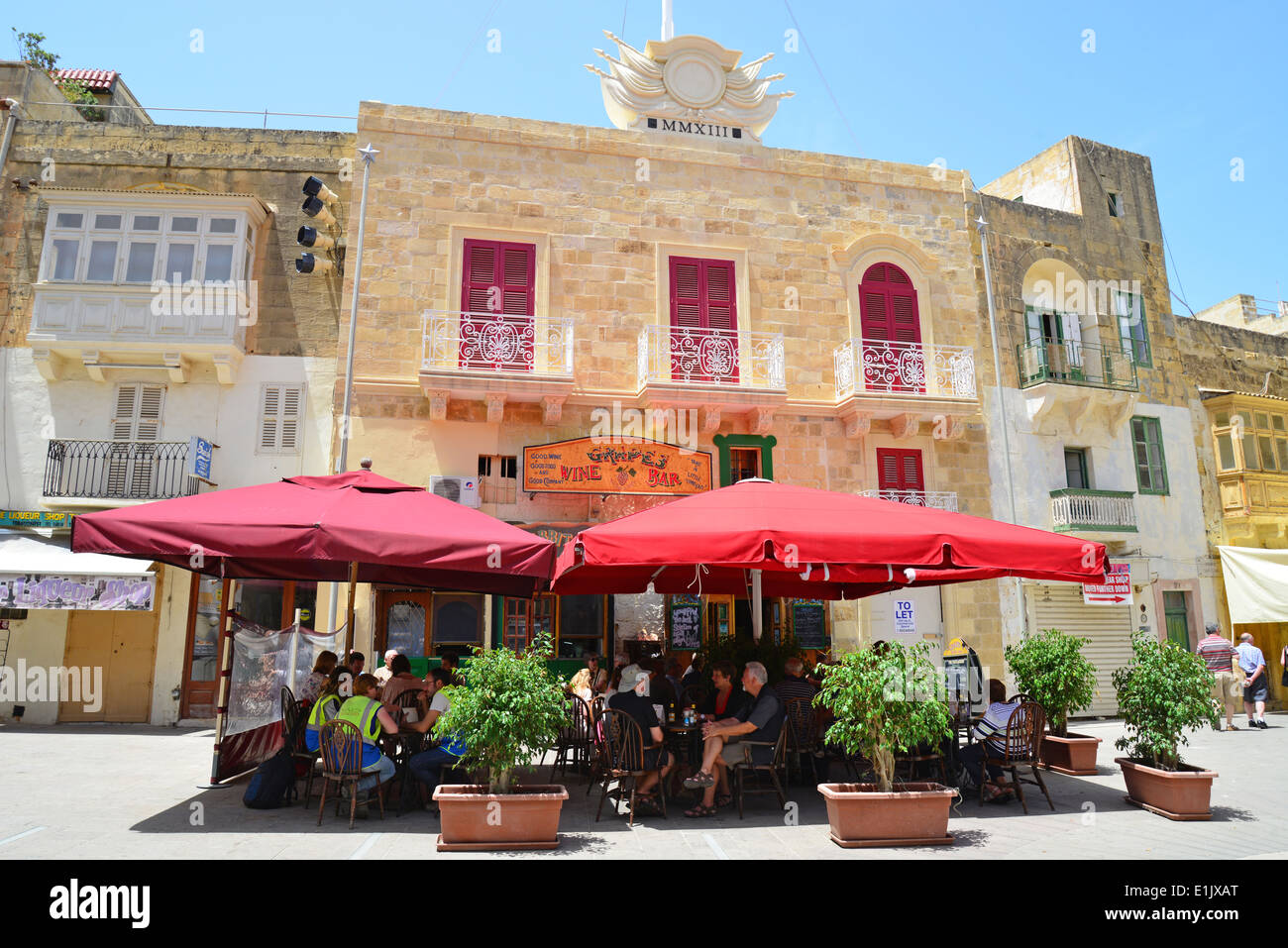 Grape's Wine Bar, St.George's Square, Victoria (Città Victoria) Gozo (Għawdex), Gozo Region, Republic of Malta Stock Photo