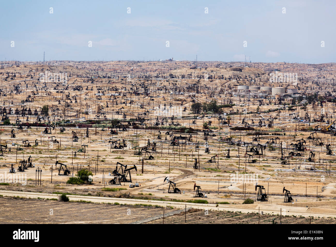 Thousands of nodding donkey pumps on the Kern River Oilfield just outside Bakersfield, California, one of the largest in the USA Stock Photo