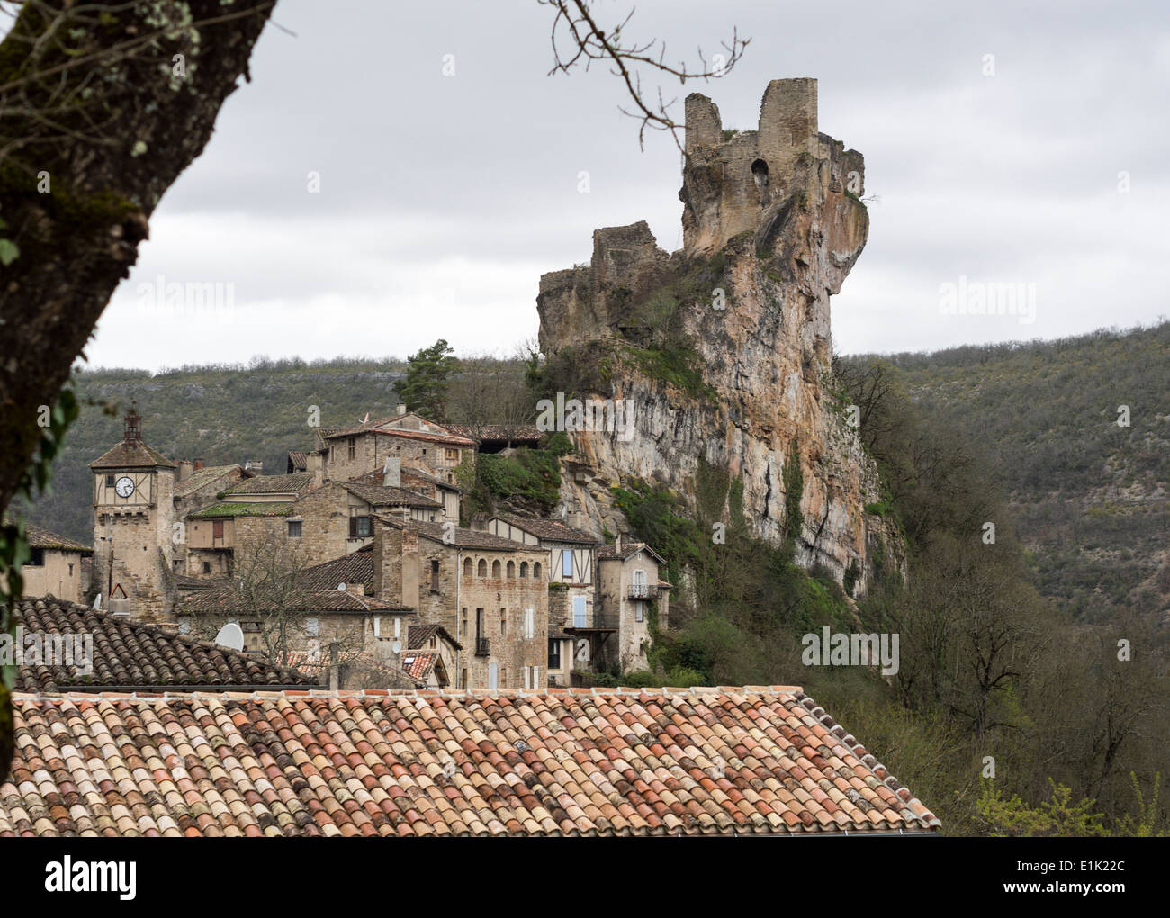 Rocky Perched Castle in Penne. Penne Perched above the modern town is the ancient fortification built on a vertical rock face. Stock Photo