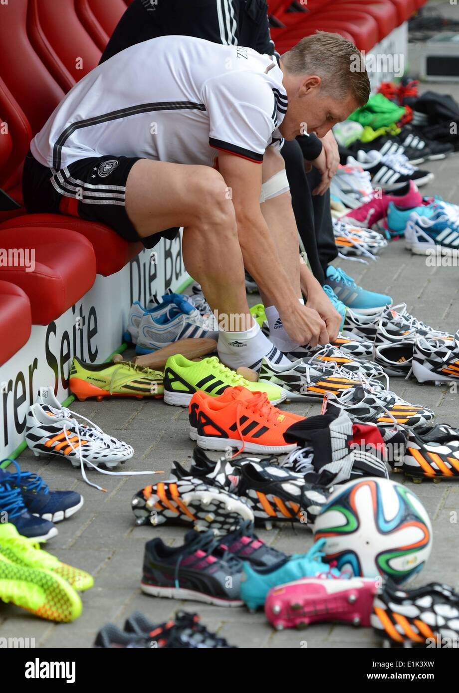 Mainz, Germany. 05th June, 2014. Player Bastian Schweinsteiger puts on his  shoes during the German national soccer team gather for a group photo at  Coface Arena in Mainz, Germany, 05 June 2014.
