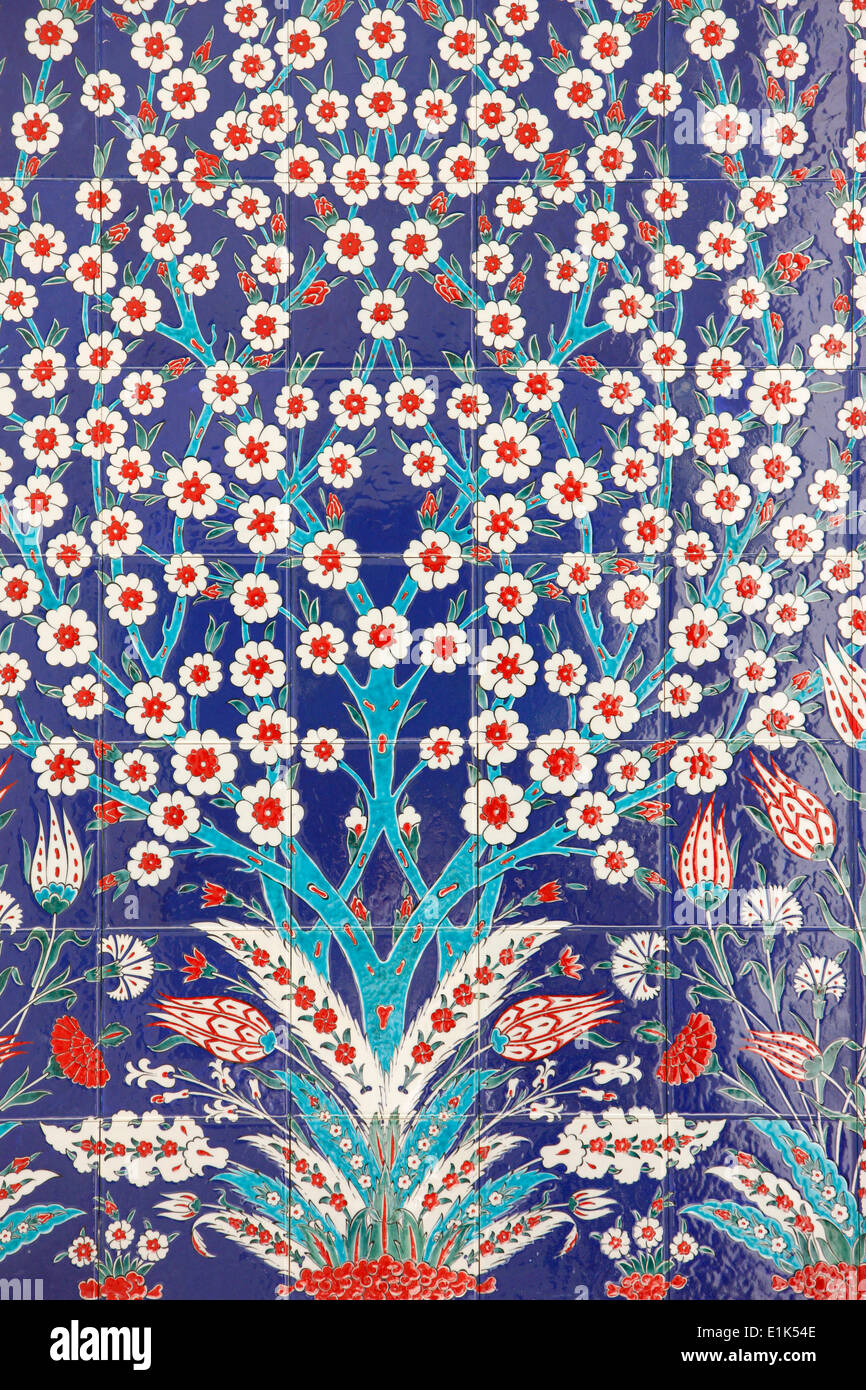 Sheikh Zayed Grand Mosque. One of the 80 Iznikpanels highly decorated