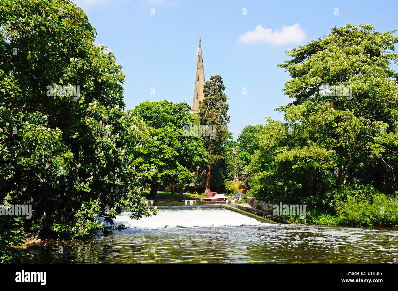 Weir along the River Avon with the Holy Trinity Church spire to the rear, Stratford-Upon-Avon, England, UK, Western Europe. Stock Photo