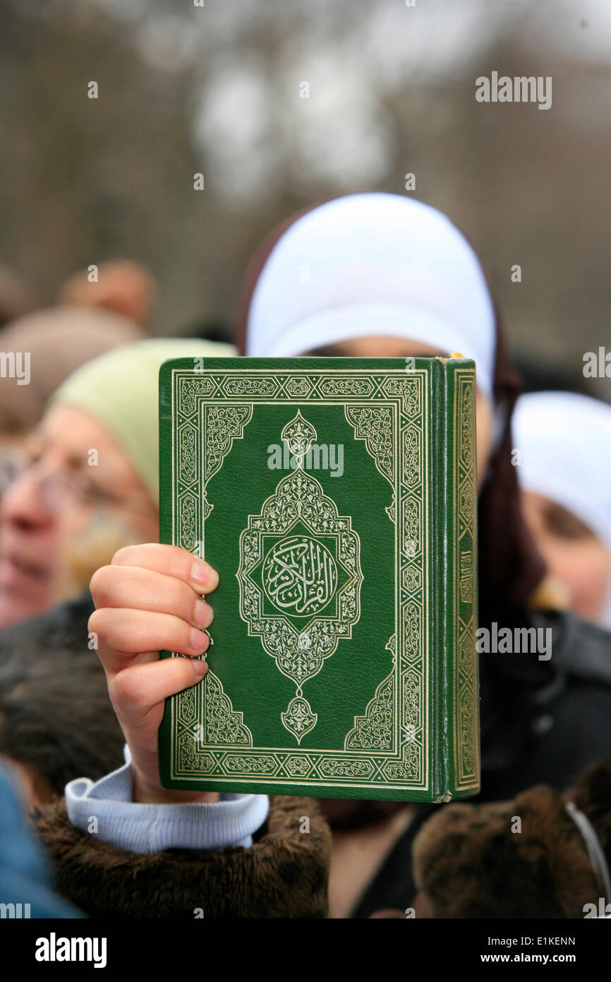 Woman viel muslim hi-res stock photography and images - Alamy