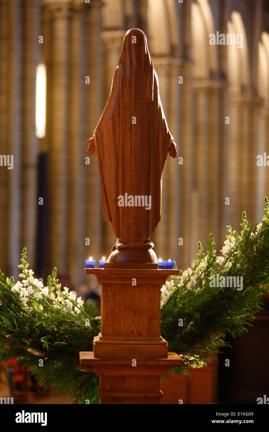 Statue of st mary hi-res stock photography and images - Alamy
