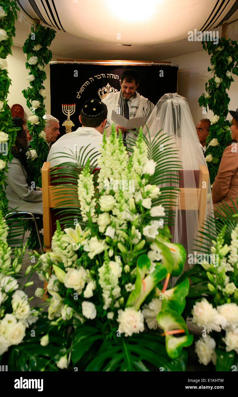 Rabbi wedding hi-res stock photography and images - Alamy