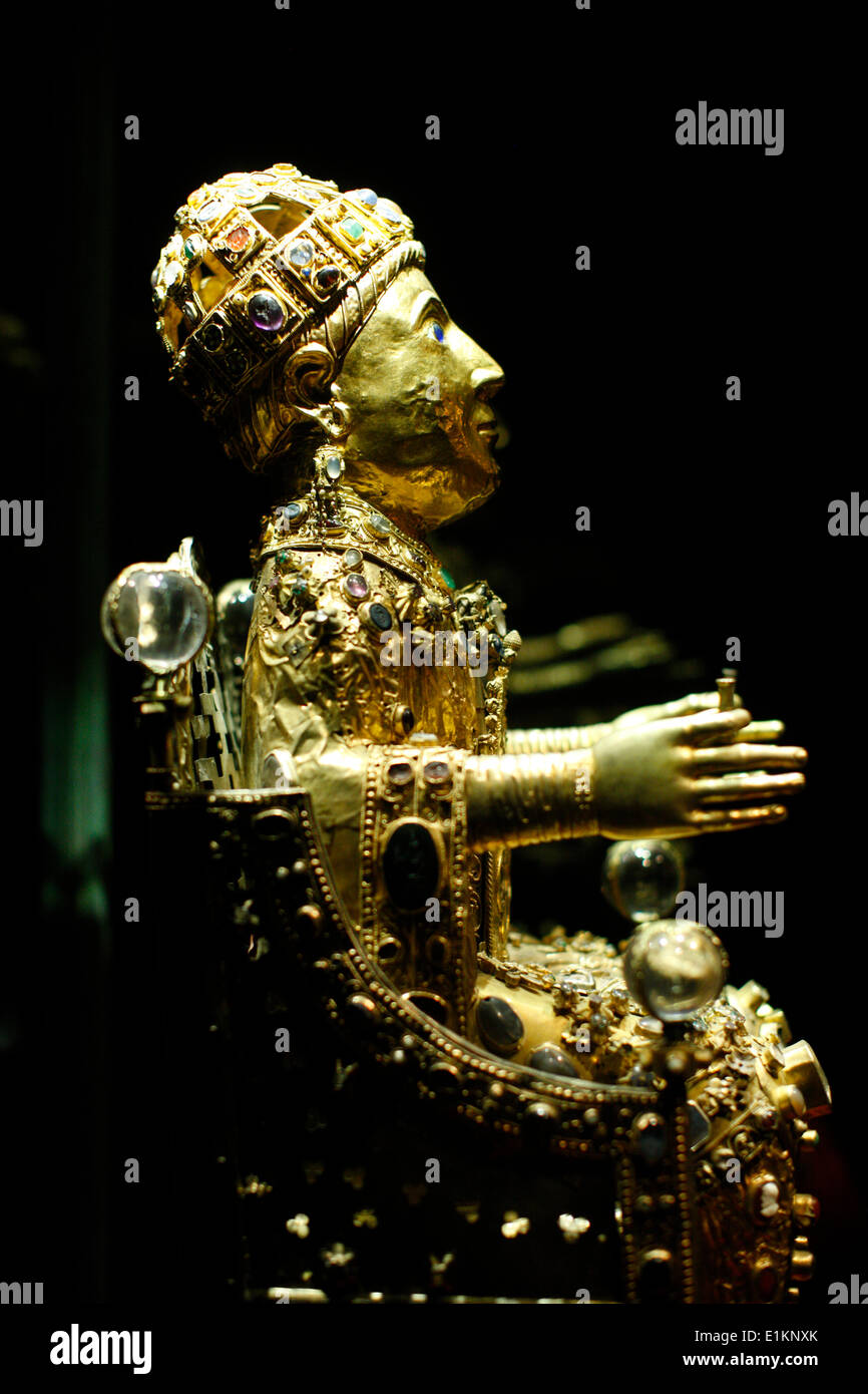 Conques Treasury. Statue reliquaire en or de Sainte Foy. X i me siecle