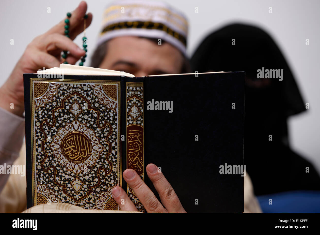 Woman viel muslim hi-res stock photography and images - Alamy