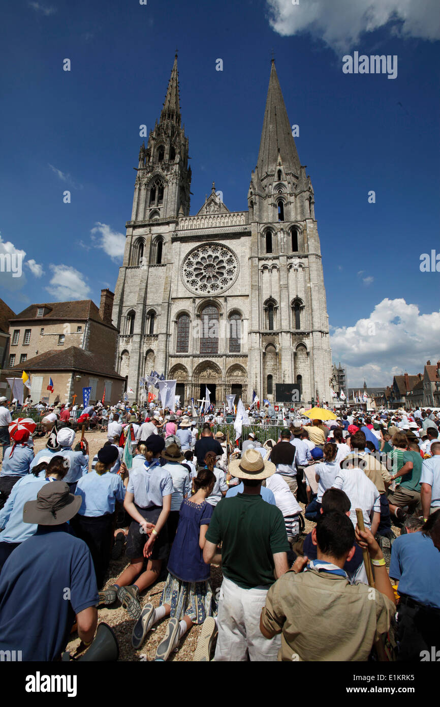 Traditionalist catholic pilgrimage Mass in and outside Chartres