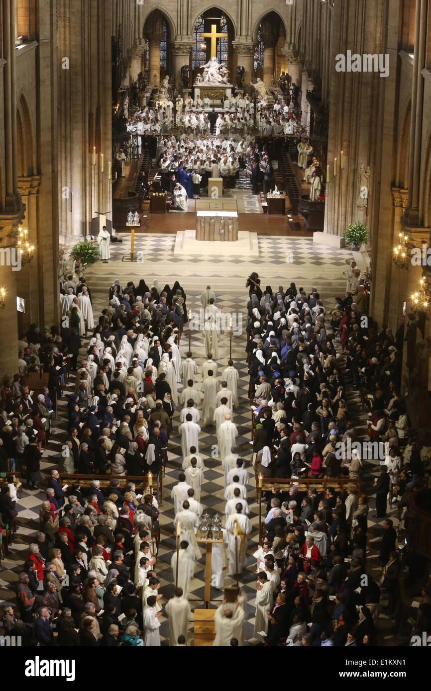 Chrism mass (Easter wednesday) in Notre Dame Cathedral, Paris Stock Photo Alamy