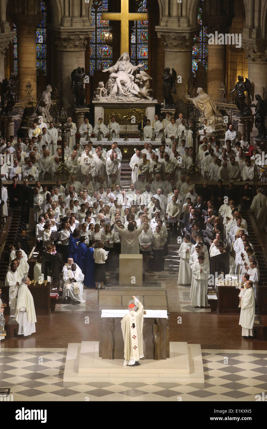 Chrism mass (Easter wednesday) in Notre Dame Cathedral, Paris Stock Photo Alamy